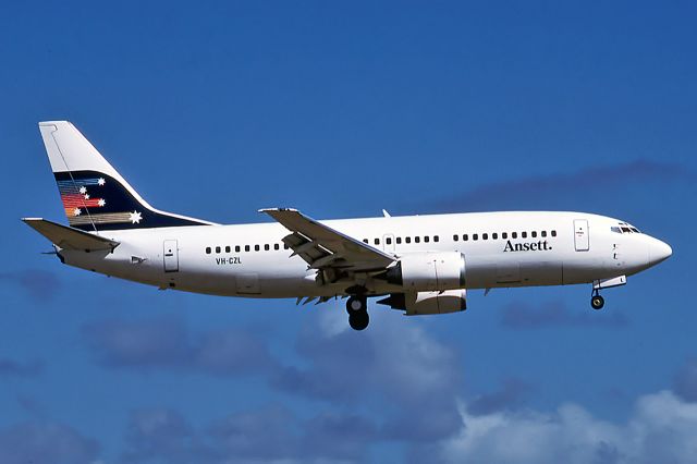 BOEING 737-300 (VH-CZL) - ANSETT AIRLINES OF AUSTRALIA - BOEING 737-377 - REG : VH-CZL (CN 23664/1326) - ADELAIDE INTERNATIONAL AIRPORT SA. AUSTRALIA - YPAD (2/12/1989)