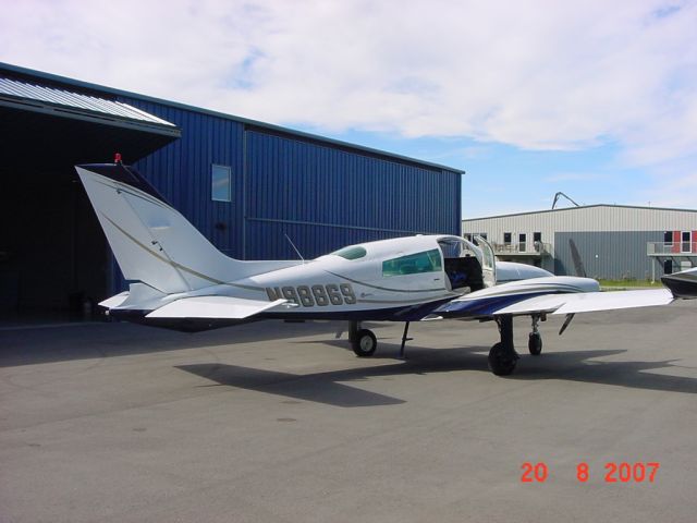 Cessna 310 (N98869)