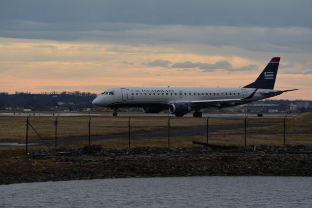 Embraer ERJ-190 (N958UW)