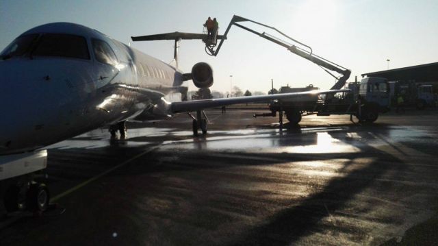 Embraer ERJ-145 — - De icing operations at Rouen airport (LFOP)