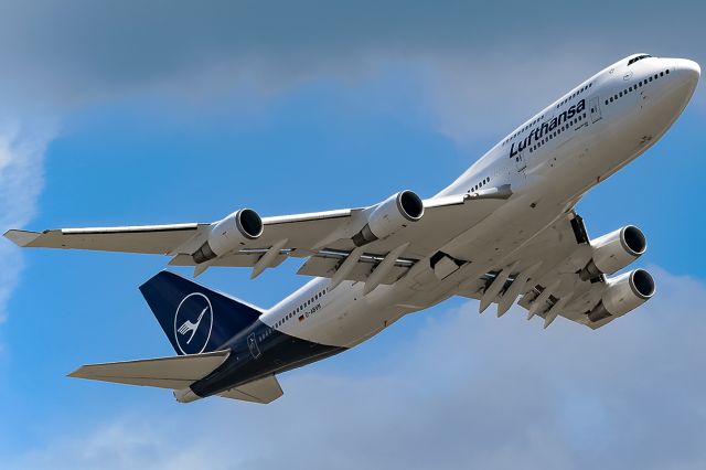 Boeing 747-400 (D-ABVM) - new livery on a hot summer day!