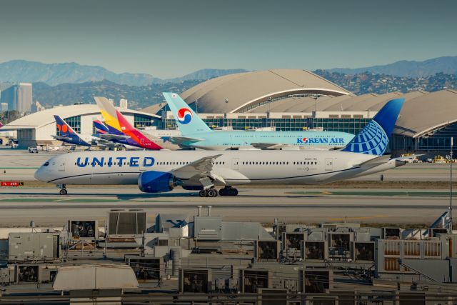 BOEING 787-10 Dreamliner (N13018)