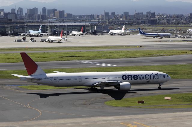 BOEING 777-300 (JA752J) - Taxing at Haneda Intl Airport on 2012/10/01 "One World c/s"