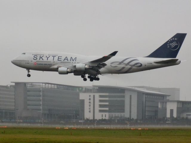 Boeing 747-400 (B-18206)