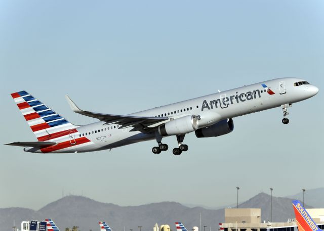 Boeing 757-200 (N207UW)