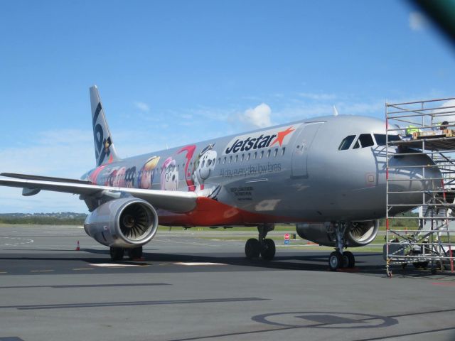 Airbus A320 (VH-VQG) - Getting a new windshield fitted after a mishap in Perth the night before