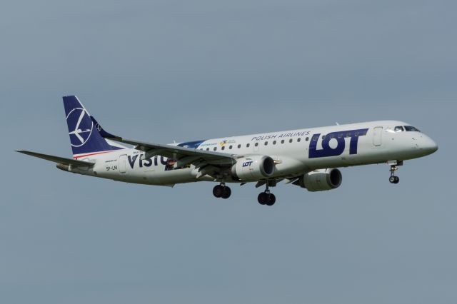 EMBRAER 195 (SP-LNI) - WAW SPOTTING