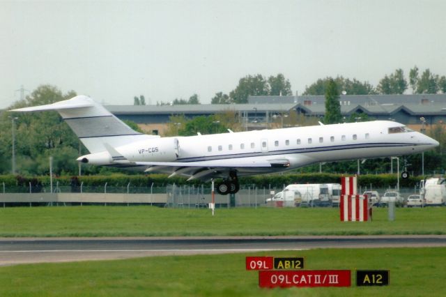 Bombardier Global Express (VP-CGS) - On short finals for rwy 09L in May-08.  Reregistered D-AXTM 1-Jul-10.