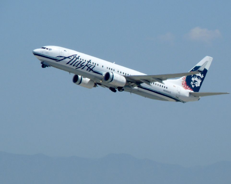 Boeing 737-800 (N590AS)