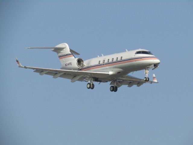 Bombardier Challenger 300 (N24FE) - Landing RWY 20R