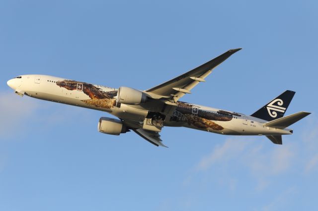 Boeing 777-200 (ZK-DKO) - Smuag Liner departs LHR.