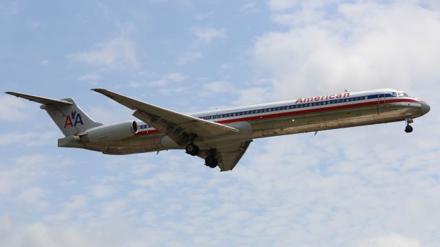 McDonnell Douglas MD-83 (N9621A) - Coming in for a landing as seen from near Founder's Plaza on 5/26/2019, a few months before her retirement.