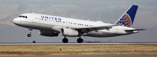 Airbus A320 (N492UA) - Landing on 16L.