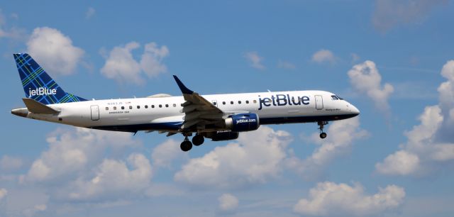 Embraer ERJ-190 (N283JB) - On short final is this 2007 jetBlue Airlines Embraer 190/195 in the Summer of 2022.