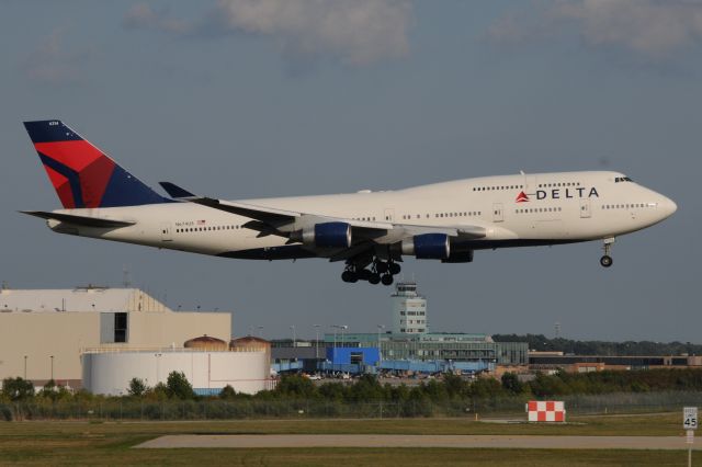 Boeing 747-400 (N674US)