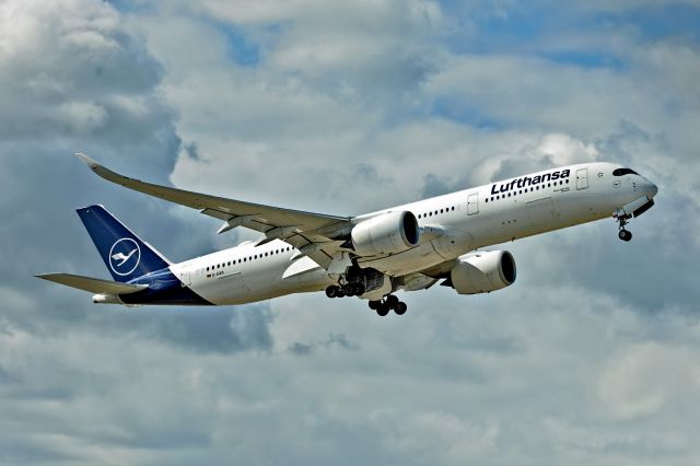 Airbus A350-900 (D-AIXM)