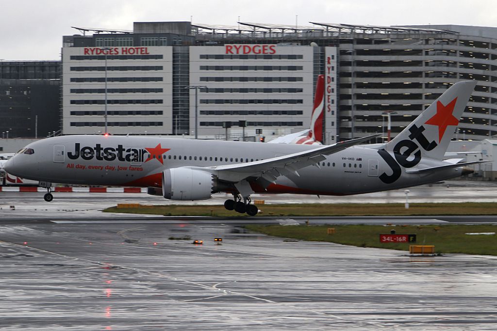 Airbus A320 (VH-VKD) - on 4 December 2017