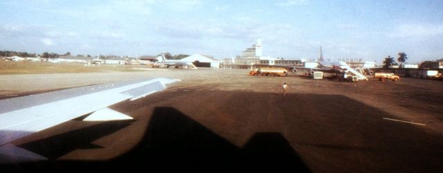 — — - À gauche, un  Ilyushin IL-62.<br>Photo prise dun 737 de Nordair, janvier 1976