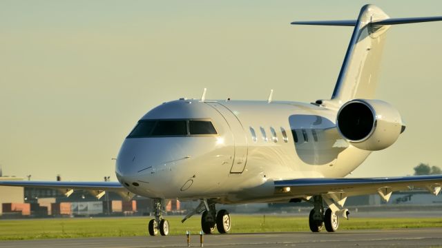 Canadair Challenger (N999MY)