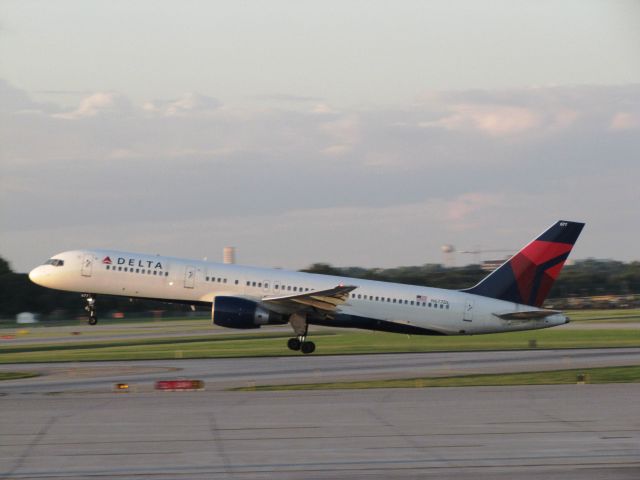 Boeing 757-200 (N677DL)