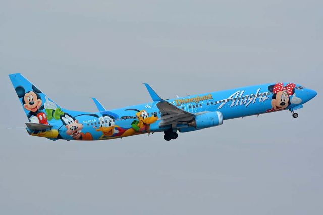 Boeing 737-900 (N318AS) - Alaska Boeing 737-990 N318AS Spirit of Disneyland at Phoenix Sky Harbor on December 16, 2017.