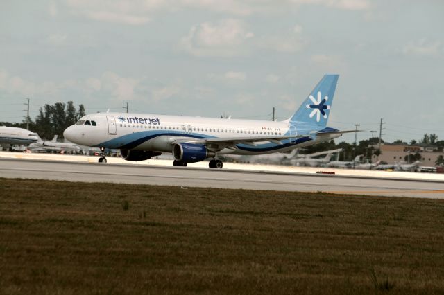 Airbus A320 (XA-JAV)