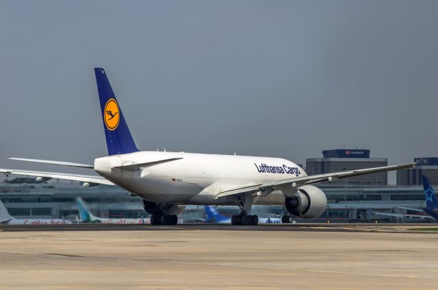 Boeing 777-200 (D-ALFD) - Lufthansa Cargo 777F D-ALFD