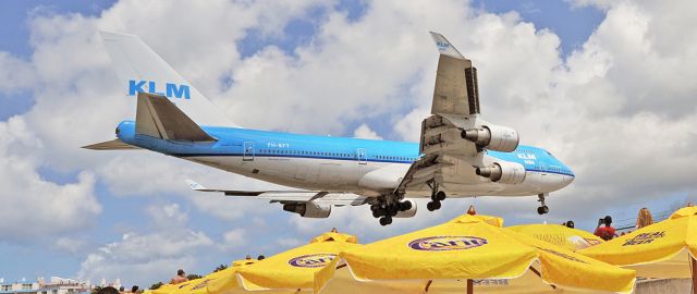 Boeing 747-200 (PH-BFY) - A sea of umbrellas at the Princess.