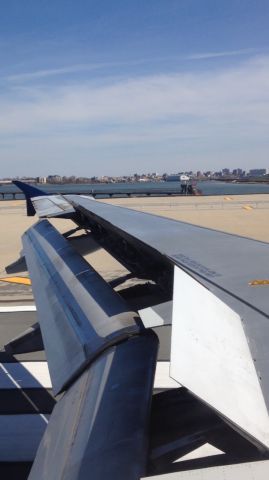 Airbus A320 (N345NW) - Touchdown at Laguardia