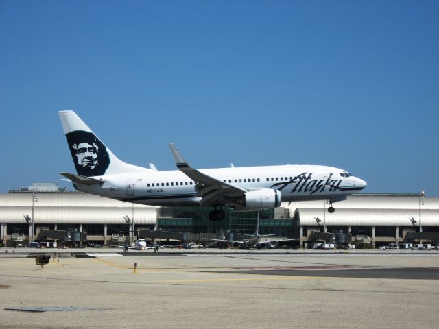 Boeing 737-700 (N611AS) - Landing on RWY 19R