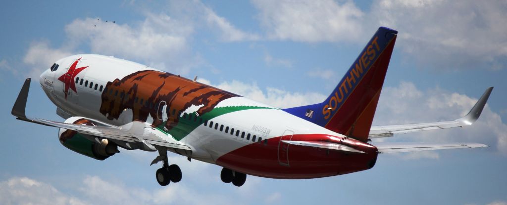 Boeing 737-700 (N609SW) - Departing from 17R.