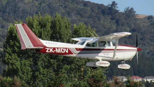 Cessna Skyhawk (ZK-MDV) - Air Auckland's MDV on approach.