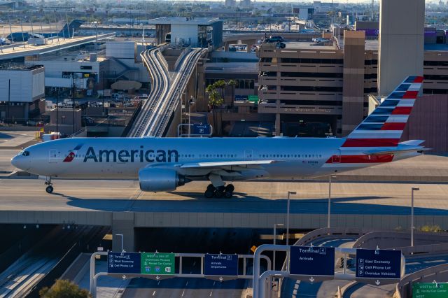 Boeing 777-200 (N760AN) - American Airlines 777-200 taxiing at PHX on 11/6/22. Taken with a Canon 850D and Tamron 70-200 G2 lens.