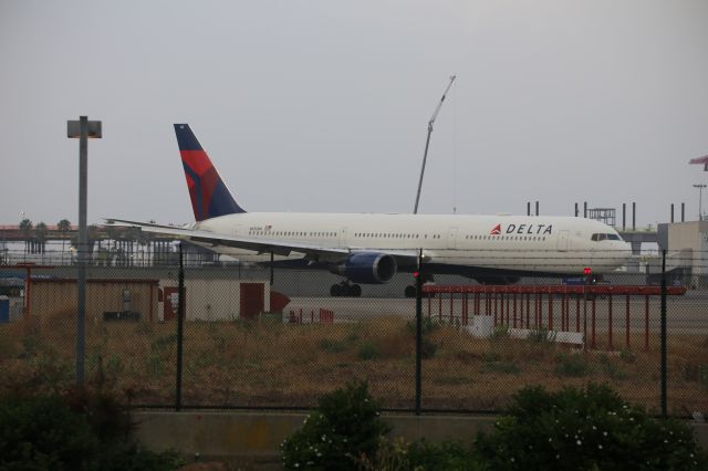 BOEING 767-400 (N835MH)
