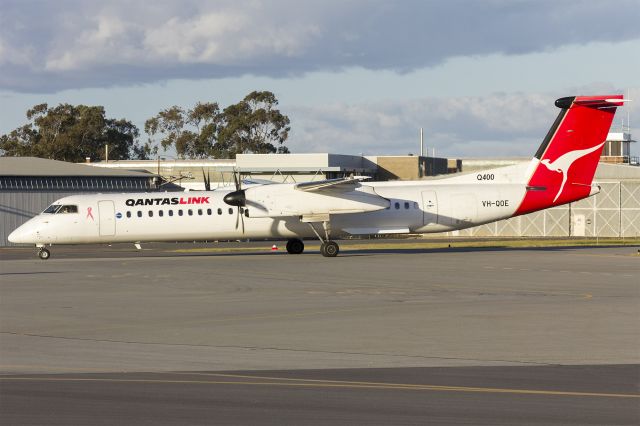 de Havilland Dash 8-400 (VH-QOE) - QantasLink (VH-QOE) Bombardier DHC-8-402Q taxiing at Wagga Wagga Airport.