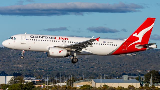 Airbus A320 (VH-UVJ)
