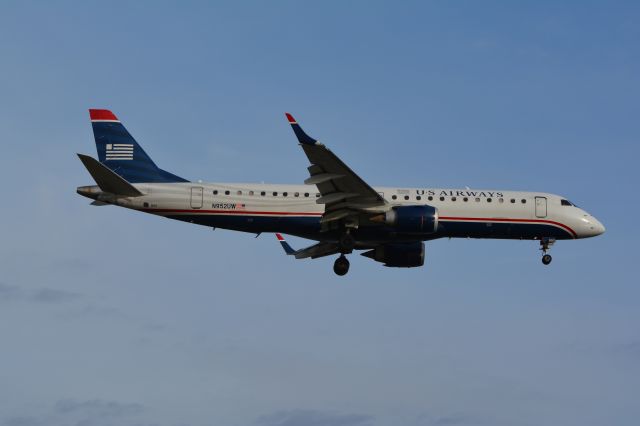 Embraer ERJ-190 (N952UW)