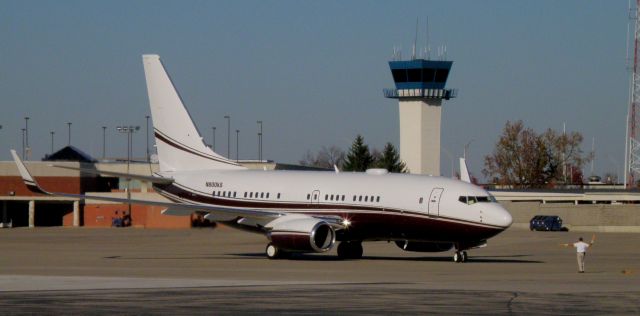 Boeing 737-700 (N800KS) - A sharp looking burgundy and white Boeing 737-7BC(BBJ)(N800KS)being marshalled to a parking spot at TAC Air--FBO at Blue Grass Airport (KLEX)