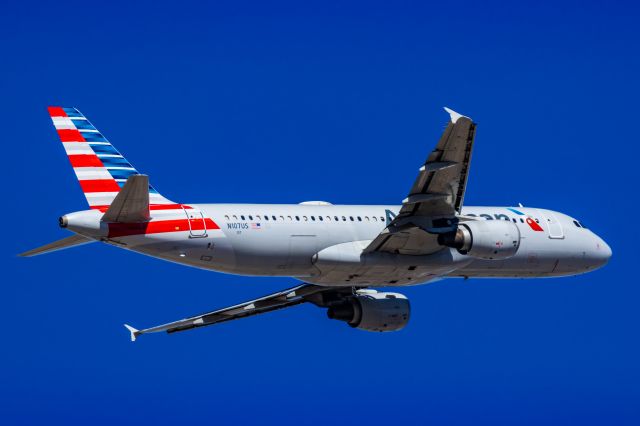 Airbus A320 (N107US) - An American Airlines A320 taking off from PHX on 2/10/23 during the Super Bowl rush. Taken with a Canon R7 And Canon EF 100-400 II L lens.