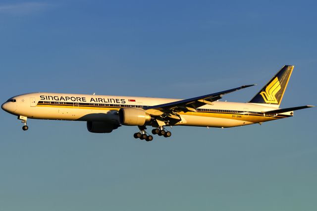 BOEING 777-300 (9V-SWA) - hot yellow evening sun in july