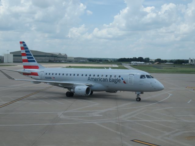 Embraer 175 (N206NN) - N206NN ready to take me to LAX