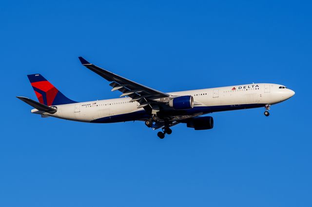 Airbus A330-300 (N802NW) - 11/7/2020 NFL charter flight bringing the Steelers in to play the Cowboys