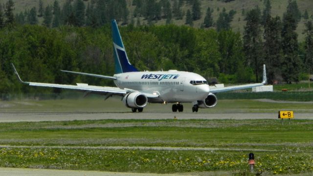 Boeing 737-700 —