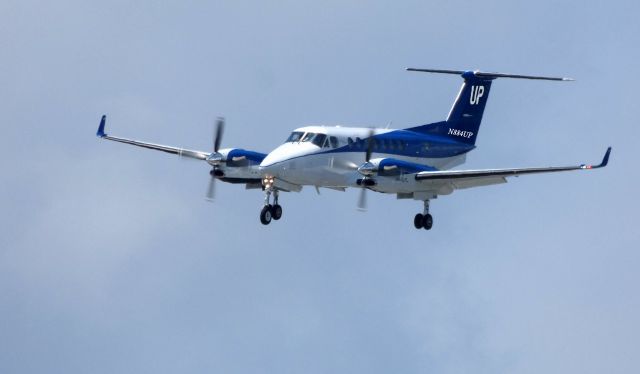 Beechcraft Super King Air 350 (N884UP) - On final is this 2017 Beechcraft Super King Air 350 in the Summer of 2019.