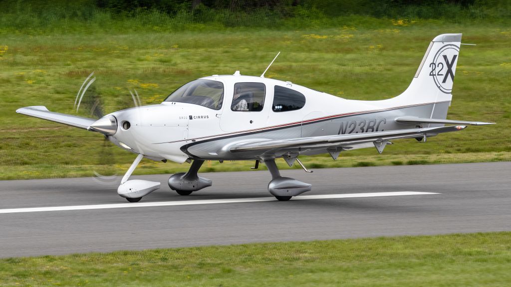 Cirrus SR-22 (N23BC) - N23BC rolling down College Park Airport's runway 33 for a flight to Mount Pleasant