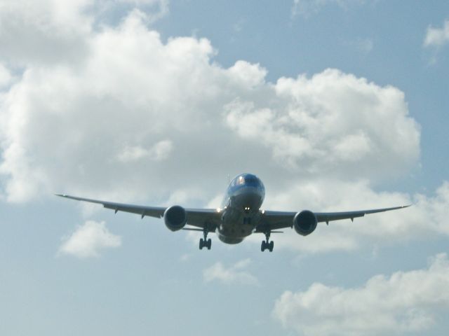 Boeing 787-8 (G-TUID) - short final