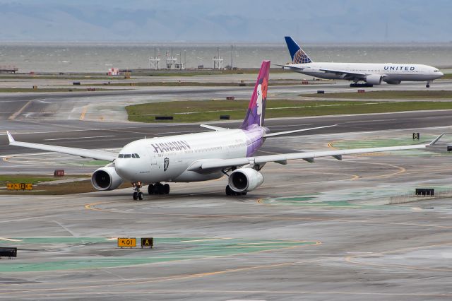 Airbus A330-200 (N395HA)