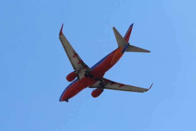 Boeing 737-700 (N725SW) - Southwest Airlines (WN) N725SW B737-7H4 [cn27857]br /Dallas Love Field (DAL). Southwest Airlines flight WN2452 on final approach to Dallas from Charlotte Douglas International (CLT).br /Taken from SpeedyZone amusement park beside I35E br /2018 03 10   a rel=nofollow href=http://alphayankee.smugmug.com/Airlines-and-Airliners-Portfolio/Airlines/AmericasAirlines/Southwest-Airlines-WN/i-c8gsfsHhttps://alphayankee.smugmug.com/Airlines-and-Airliners-Portfolio/Airlines/AmericasAirlines/Southwest-Airlines-WN/i-c8gsfsH/a