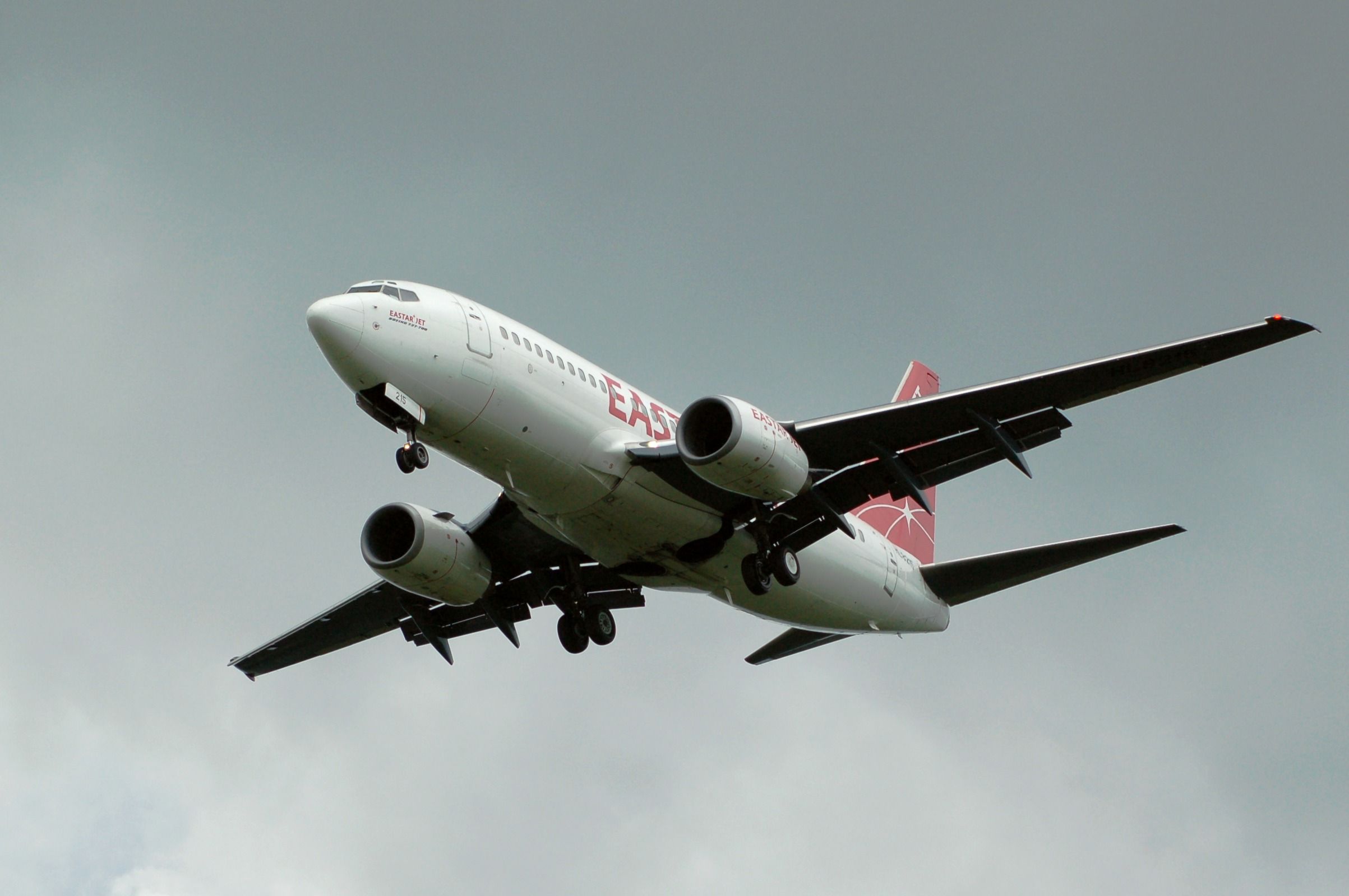 Boeing 737-700 (HL8215) - Boeing 737-73V EASTAR AIR INC (IATA : ZE / ICAO : ESR)