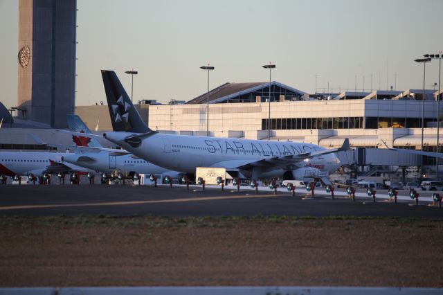 Airbus A330-200 (N280AV)